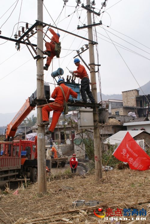 油浸式變壓器廠正在進(jìn)行檢修